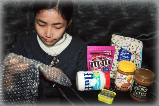 Xine and Joe & Cherry orders, enjoying popping bubble wrap