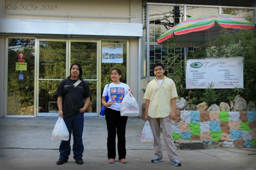 happy bread shoppers at facade of Kiwi's Bread and Pastry Shop Baguio 2013