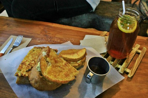2015-11-10 Baguio Pandora's Box Tavern Cafe grilled cheese 'n fries and Tavernblend iced tea in a 1 liter mason jar