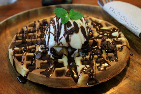 2015-11-10 Baguio Pandora's Box Tavern Cafe Pandora's waffle ala mode with vanilla ice cream and choco fudge