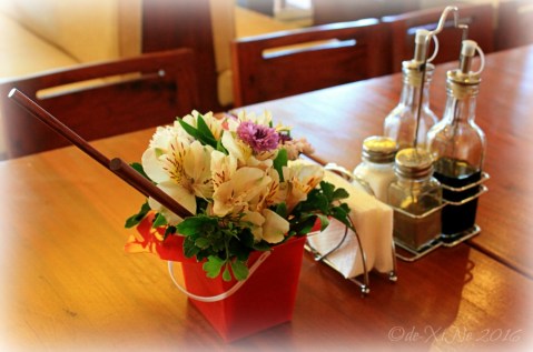 2016-02-08 Bantay Mira Hills Bar and Restaurant Chinese takeout flower box table decor (1)a