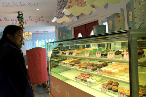Baguio Vanilla Cupcake Bakery at Kamiseta Hotel 2016 Baguio Vanilla Cupcake Bakery at Kamiseta Hotel cupcake display case